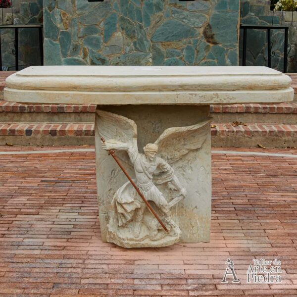 Altar en piedra con escultura de San Miguel Arcángel - vista frontal