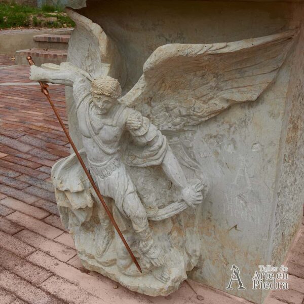 Altar en piedra con escultura de San Miguel Arcángel