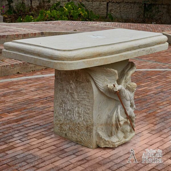 Altar en piedra con escultura de San Miguel Arcángel