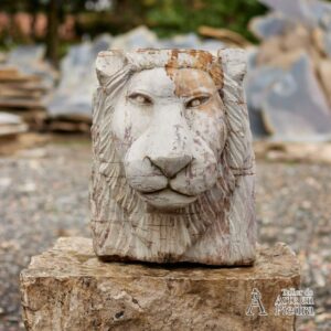 Escultura de cabeza de león en piedra