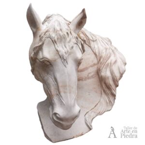 Escultura o busto de cabeza de caballo hecho en piedra