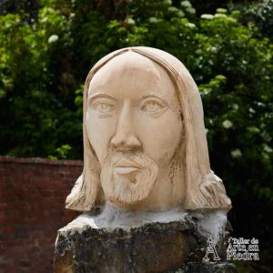 Escultura de rostro de jesús en piedra