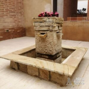 Fuente de agua con matera en medio hecha en piedra muñeca