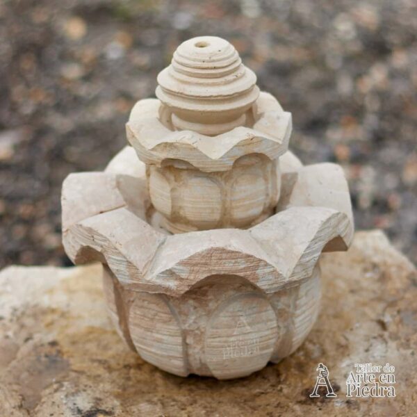 Fuente de agua pequeña para jardín en piedra muñeca