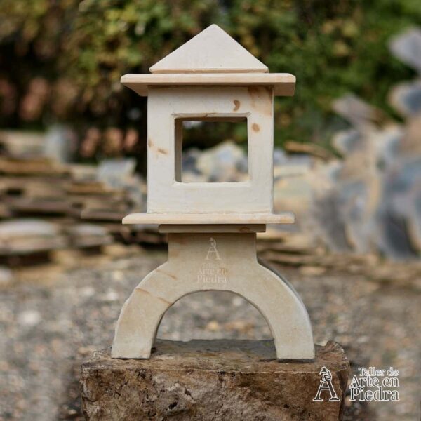 Farol japonés para jardin en piedra