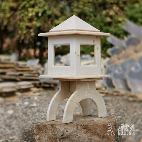 Farol japonés para jardin en piedra