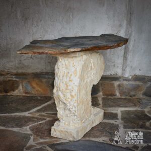 Mesa o escritorio en piedra rústica